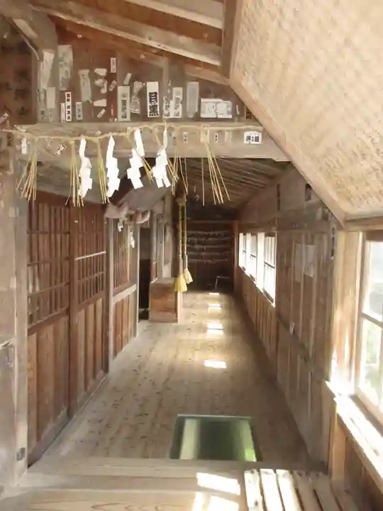 石室神社の本殿・本堂