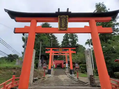 王地山まけきらい稲荷の鳥居