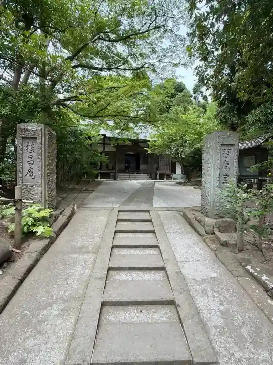 円覚寺の{uncategorized: "未分類", other: "その他", undefined: "問題あり", building: "その他建物", grave: "お墓", sacred_gate: "鳥居", guardian: "狛犬", statue: "像", buddha: "仏像", history: "歴史", nature: "自然", garden: "庭園", animal: "動物", pagoda: "塔", temizu: "手水舎", mountain_gate: "山門・神門", sanctuary: "本殿・本堂", subordinate: "末社・摂社", art: "芸術", scenery: "景色", jizo: "地蔵", ema: "絵馬", goshuin: "御朱印", omikuji: "おみくじ", items: "授与品その他", amulet: "お守り", goshuincho: "御朱印帳", eats: "食事", festival: "お祭り", votive_dance: "神楽", shichigosan: "七五三参", wedding: "結婚式", experience: "体験その他", initially: "初詣", around: "周辺", anti_infection: "感染症対策"}