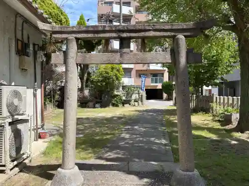 彌栄神社（御旅所）の{uncategorized: "未分類", other: "その他", undefined: "問題あり", building: "その他建物", grave: "お墓", sacred_gate: "鳥居", guardian: "狛犬", statue: "像", buddha: "仏像", history: "歴史", nature: "自然", garden: "庭園", animal: "動物", pagoda: "塔", temizu: "手水舎", mountain_gate: "山門・神門", sanctuary: "本殿・本堂", subordinate: "末社・摂社", art: "芸術", scenery: "景色", jizo: "地蔵", ema: "絵馬", goshuin: "御朱印", omikuji: "おみくじ", items: "授与品その他", amulet: "お守り", goshuincho: "御朱印帳", eats: "食事", festival: "お祭り", votive_dance: "神楽", shichigosan: "七五三参", wedding: "結婚式", experience: "体験その他", initially: "初詣", around: "周辺", anti_infection: "感染症対策"}
