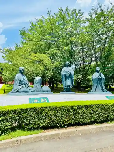 総持寺の{uncategorized: "未分類", other: "その他", undefined: "問題あり", building: "その他建物", grave: "お墓", sacred_gate: "鳥居", guardian: "狛犬", statue: "像", buddha: "仏像", history: "歴史", nature: "自然", garden: "庭園", animal: "動物", pagoda: "塔", temizu: "手水舎", mountain_gate: "山門・神門", sanctuary: "本殿・本堂", subordinate: "末社・摂社", art: "芸術", scenery: "景色", jizo: "地蔵", ema: "絵馬", goshuin: "御朱印", omikuji: "おみくじ", items: "授与品その他", amulet: "お守り", goshuincho: "御朱印帳", eats: "食事", festival: "お祭り", votive_dance: "神楽", shichigosan: "七五三参", wedding: "結婚式", experience: "体験その他", initially: "初詣", around: "周辺", anti_infection: "感染症対策"}