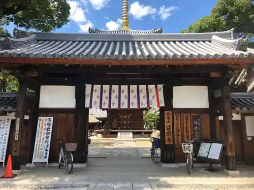 法楽寺の山門