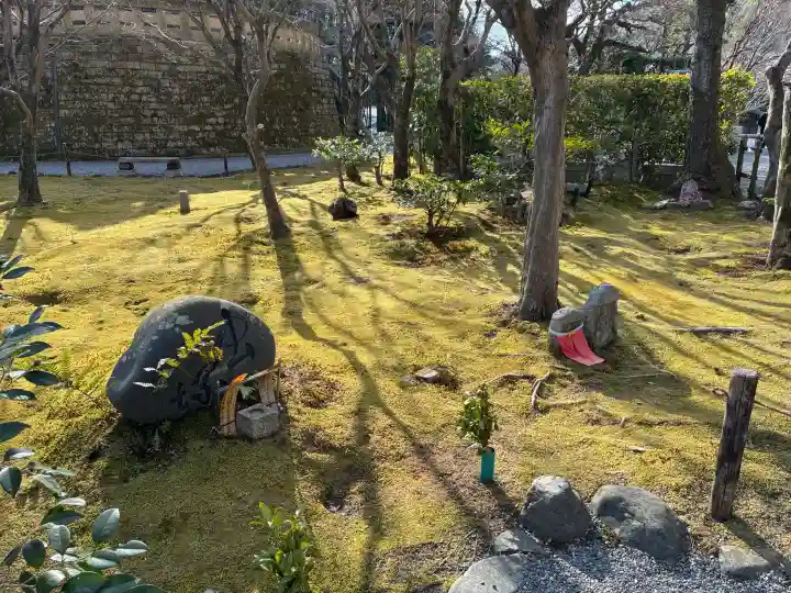 化野念仏寺の{uncategorized: "未分類", other: "その他", undefined: "問題あり", building: "その他建物", grave: "お墓", sacred_gate: "鳥居", guardian: "狛犬", statue: "像", buddha: "仏像", history: "歴史", nature: "自然", garden: "庭園", animal: "動物", pagoda: "塔", temizu: "手水舎", mountain_gate: "山門・神門", sanctuary: "本殿・本堂", subordinate: "末社・摂社", art: "芸術", scenery: "景色", jizo: "地蔵", ema: "絵馬", goshuin: "御朱印", omikuji: "おみくじ", items: "授与品その他", amulet: "お守り", goshuincho: "御朱印帳", eats: "食事", festival: "お祭り", votive_dance: "神楽", shichigosan: "七五三参", wedding: "結婚式", experience: "体験その他", initially: "初詣", around: "周辺", anti_infection: "感染症対策"}