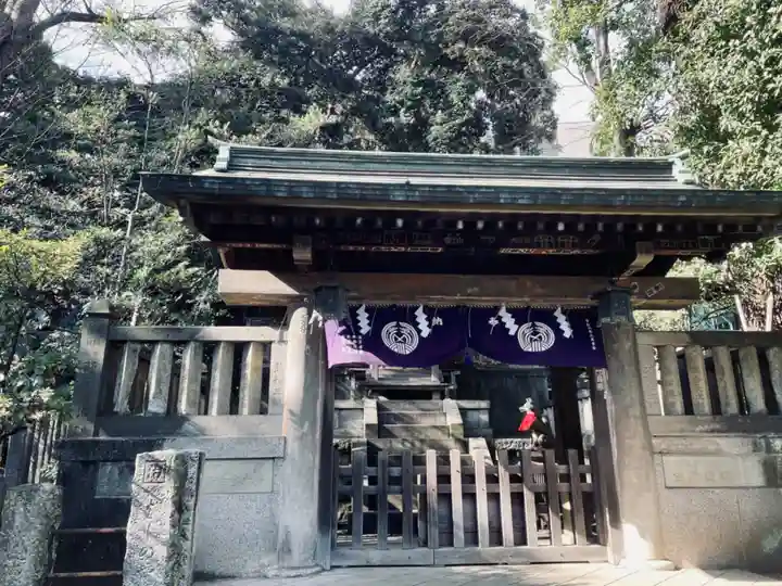 駒込稲荷神社の山門・神門