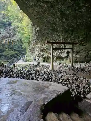 天安河原宮の{uncategorized: "未分類", other: "その他", undefined: "問題あり", building: "その他建物", grave: "お墓", sacred_gate: "鳥居", guardian: "狛犬", statue: "像", buddha: "仏像", history: "歴史", nature: "自然", garden: "庭園", animal: "動物", pagoda: "塔", temizu: "手水舎", mountain_gate: "山門・神門", sanctuary: "本殿・本堂", subordinate: "末社・摂社", art: "芸術", scenery: "景色", jizo: "地蔵", ema: "絵馬", goshuin: "御朱印", omikuji: "おみくじ", items: "授与品その他", amulet: "お守り", goshuincho: "御朱印帳", eats: "食事", festival: "お祭り", votive_dance: "神楽", shichigosan: "七五三参", wedding: "結婚式", experience: "体験その他", initially: "初詣", around: "周辺", anti_infection: "感染症対策"}