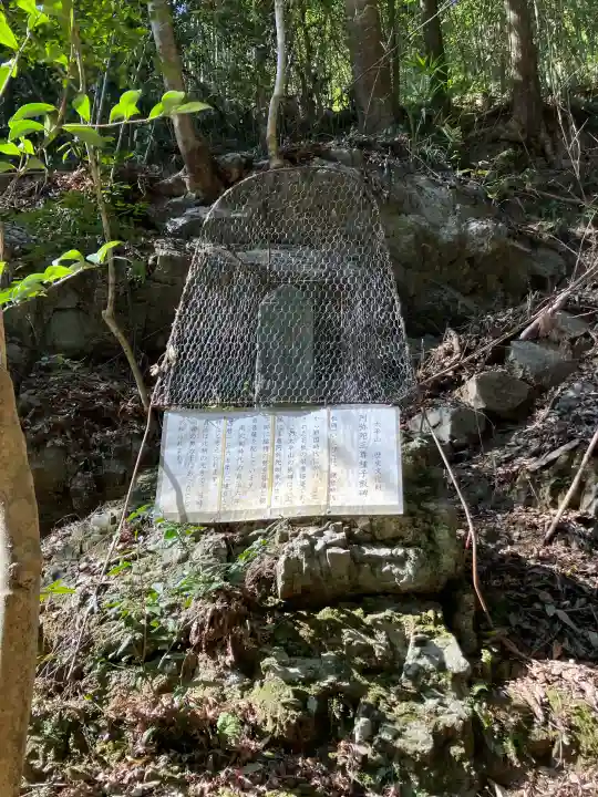 窟神社の{uncategorized: "未分類", other: "その他", undefined: "問題あり", building: "その他建物", grave: "お墓", sacred_gate: "鳥居", guardian: "狛犬", statue: "像", buddha: "仏像", history: "歴史", nature: "自然", garden: "庭園", animal: "動物", pagoda: "塔", temizu: "手水舎", mountain_gate: "山門・神門", sanctuary: "本殿・本堂", subordinate: "末社・摂社", art: "芸術", scenery: "景色", jizo: "地蔵", ema: "絵馬", goshuin: "御朱印", omikuji: "おみくじ", items: "授与品その他", amulet: "お守り", goshuincho: "御朱印帳", eats: "食事", festival: "お祭り", votive_dance: "神楽", shichigosan: "七五三参", wedding: "結婚式", experience: "体験その他", initially: "初詣", around: "周辺", anti_infection: "感染症対策"}