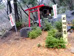 石稲荷神社の本殿