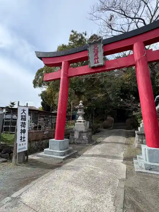 大稲荷神社の{uncategorized: "未分類", other: "その他", undefined: "問題あり", building: "その他建物", grave: "お墓", sacred_gate: "鳥居", guardian: "狛犬", statue: "像", buddha: "仏像", history: "歴史", nature: "自然", garden: "庭園", animal: "動物", pagoda: "塔", temizu: "手水舎", mountain_gate: "山門・神門", sanctuary: "本殿・本堂", subordinate: "末社・摂社", art: "芸術", scenery: "景色", jizo: "地蔵", ema: "絵馬", goshuin: "御朱印", omikuji: "おみくじ", items: "授与品その他", amulet: "お守り", goshuincho: "御朱印帳", eats: "食事", festival: "お祭り", votive_dance: "神楽", shichigosan: "七五三参", wedding: "結婚式", experience: "体験その他", initially: "初詣", around: "周辺", anti_infection: "感染症対策"}