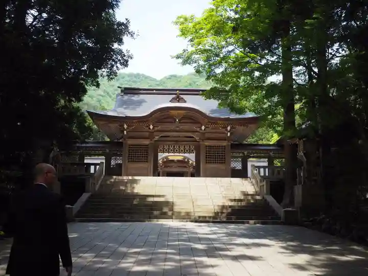 彌彦神社の山門・神門
