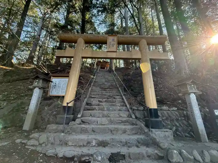 三峯神社の{uncategorized: "未分類", other: "その他", undefined: "問題あり", building: "その他建物", grave: "お墓", sacred_gate: "鳥居", guardian: "狛犬", statue: "像", buddha: "仏像", history: "歴史", nature: "自然", garden: "庭園", animal: "動物", pagoda: "塔", temizu: "手水舎", mountain_gate: "山門・神門", sanctuary: "本殿・本堂", subordinate: "末社・摂社", art: "芸術", scenery: "景色", jizo: "地蔵", ema: "絵馬", goshuin: "御朱印", omikuji: "おみくじ", items: "授与品その他", amulet: "お守り", goshuincho: "御朱印帳", eats: "食事", festival: "お祭り", votive_dance: "神楽", shichigosan: "七五三参", wedding: "結婚式", experience: "体験その他", initially: "初詣", around: "周辺", anti_infection: "感染症対策"}