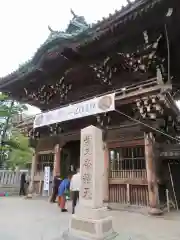 題経寺（柴又帝釈天）の山門