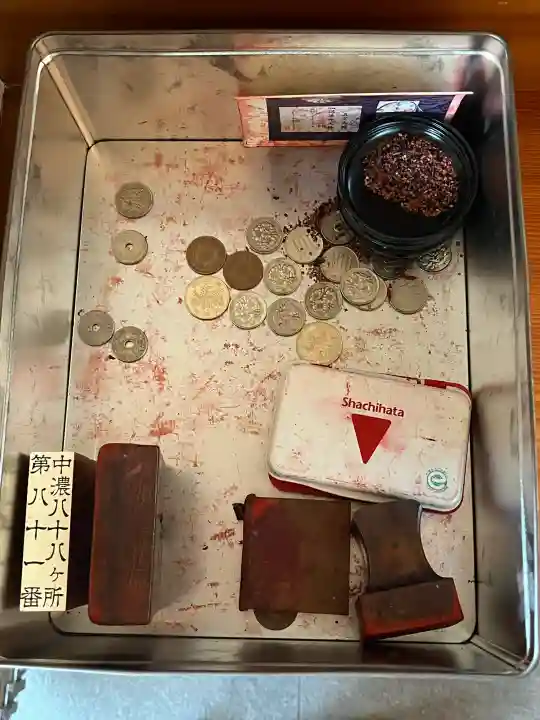 小松寺の{uncategorized: "未分類", other: "その他", undefined: "問題あり", building: "その他建物", grave: "お墓", sacred_gate: "鳥居", guardian: "狛犬", statue: "像", buddha: "仏像", history: "歴史", nature: "自然", garden: "庭園", animal: "動物", pagoda: "塔", temizu: "手水舎", mountain_gate: "山門・神門", sanctuary: "本殿・本堂", subordinate: "末社・摂社", art: "芸術", scenery: "景色", jizo: "地蔵", ema: "絵馬", goshuin: "御朱印", omikuji: "おみくじ", items: "授与品その他", amulet: "お守り", goshuincho: "御朱印帳", eats: "食事", festival: "お祭り", votive_dance: "神楽", shichigosan: "七五三参", wedding: "結婚式", experience: "体験その他", initially: "初詣", around: "周辺", anti_infection: "感染症対策"}