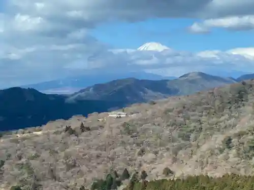 箱根元宮の{uncategorized: "未分類", other: "その他", undefined: "問題あり", building: "その他建物", grave: "お墓", sacred_gate: "鳥居", guardian: "狛犬", statue: "像", buddha: "仏像", history: "歴史", nature: "自然", garden: "庭園", animal: "動物", pagoda: "塔", temizu: "手水舎", mountain_gate: "山門・神門", sanctuary: "本殿・本堂", subordinate: "末社・摂社", art: "芸術", scenery: "景色", jizo: "地蔵", ema: "絵馬", goshuin: "御朱印", omikuji: "おみくじ", items: "授与品その他", amulet: "お守り", goshuincho: "御朱印帳", eats: "食事", festival: "お祭り", votive_dance: "神楽", shichigosan: "七五三参", wedding: "結婚式", experience: "体験その他", initially: "初詣", around: "周辺", anti_infection: "感染症対策"}