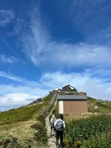 月山神社本宮の{uncategorized: "未分類", other: "その他", undefined: "問題あり", building: "その他建物", grave: "お墓", sacred_gate: "鳥居", guardian: "狛犬", statue: "像", buddha: "仏像", history: "歴史", nature: "自然", garden: "庭園", animal: "動物", pagoda: "塔", temizu: "手水舎", mountain_gate: "山門・神門", sanctuary: "本殿・本堂", subordinate: "末社・摂社", art: "芸術", scenery: "景色", jizo: "地蔵", ema: "絵馬", goshuin: "御朱印", omikuji: "おみくじ", items: "授与品その他", amulet: "お守り", goshuincho: "御朱印帳", eats: "食事", festival: "お祭り", votive_dance: "神楽", shichigosan: "七五三参", wedding: "結婚式", experience: "体験その他", initially: "初詣", around: "周辺", anti_infection: "感染症対策"}