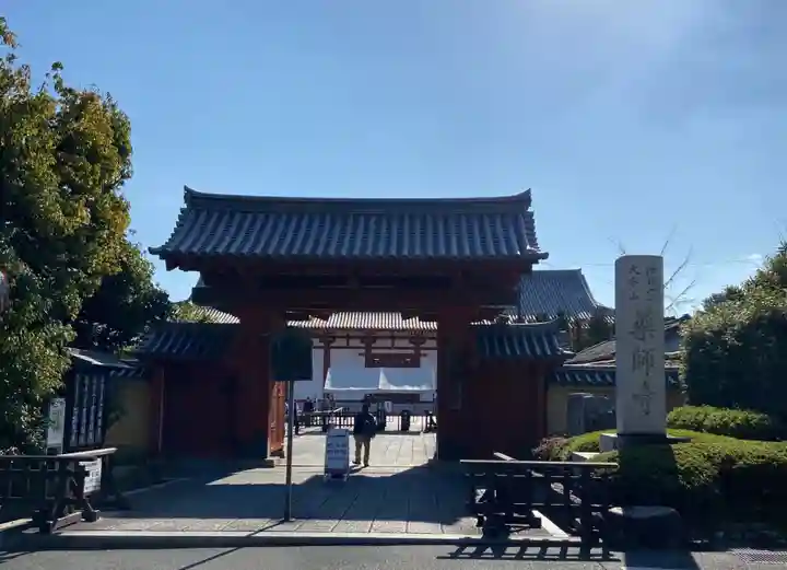 薬師寺の山門・神門