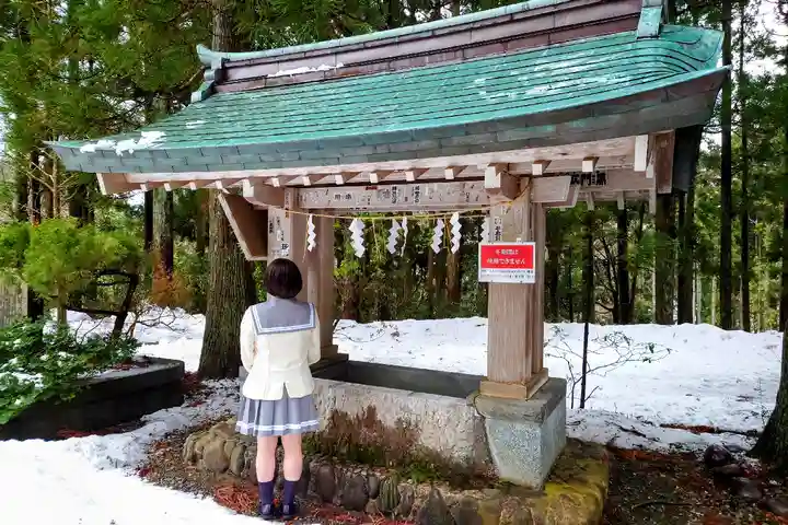 真山神社の手水舎