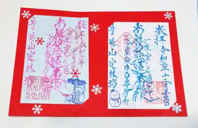 冬らしい雪の結晶と雪だるまが可愛いいデザインです。
