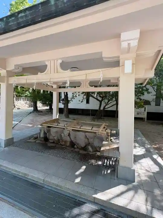 湊川神社の{uncategorized: "未分類", other: "その他", undefined: "問題あり", building: "その他建物", grave: "お墓", sacred_gate: "鳥居", guardian: "狛犬", statue: "像", buddha: "仏像", history: "歴史", nature: "自然", garden: "庭園", animal: "動物", pagoda: "塔", temizu: "手水舎", mountain_gate: "山門・神門", sanctuary: "本殿・本堂", subordinate: "末社・摂社", art: "芸術", scenery: "景色", jizo: "地蔵", ema: "絵馬", goshuin: "御朱印", omikuji: "おみくじ", items: "授与品その他", amulet: "お守り", goshuincho: "御朱印帳", eats: "食事", festival: "お祭り", votive_dance: "神楽", shichigosan: "七五三参", wedding: "結婚式", experience: "体験その他", initially: "初詣", around: "周辺", anti_infection: "感染症対策"}