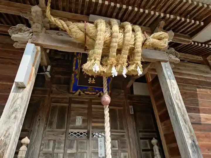 諏訪神社の{uncategorized: "未分類", other: "その他", undefined: "問題あり", building: "その他建物", grave: "お墓", sacred_gate: "鳥居", guardian: "狛犬", statue: "像", buddha: "仏像", history: "歴史", nature: "自然", garden: "庭園", animal: "動物", pagoda: "塔", temizu: "手水舎", mountain_gate: "山門・神門", sanctuary: "本殿・本堂", subordinate: "末社・摂社", art: "芸術", scenery: "景色", jizo: "地蔵", ema: "絵馬", goshuin: "御朱印", omikuji: "おみくじ", items: "授与品その他", amulet: "お守り", goshuincho: "御朱印帳", eats: "食事", festival: "お祭り", votive_dance: "神楽", shichigosan: "七五三参", wedding: "結婚式", experience: "体験その他", initially: "初詣", around: "周辺", anti_infection: "感染症対策"}