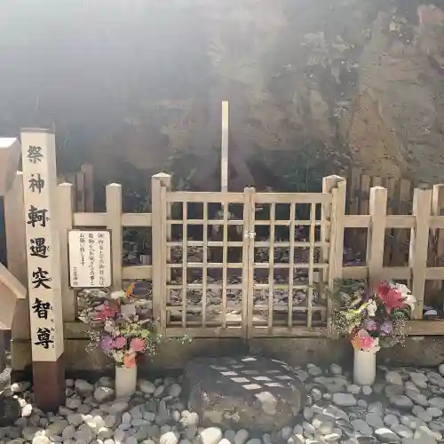 花窟神社の{uncategorized: "未分類", other: "その他", undefined: "問題あり", building: "その他建物", grave: "お墓", sacred_gate: "鳥居", guardian: "狛犬", statue: "像", buddha: "仏像", history: "歴史", nature: "自然", garden: "庭園", animal: "動物", pagoda: "塔", temizu: "手水舎", mountain_gate: "山門・神門", sanctuary: "本殿・本堂", subordinate: "末社・摂社", art: "芸術", scenery: "景色", jizo: "地蔵", ema: "絵馬", goshuin: "御朱印", omikuji: "おみくじ", items: "授与品その他", amulet: "お守り", goshuincho: "御朱印帳", eats: "食事", festival: "お祭り", votive_dance: "神楽", shichigosan: "七五三参", wedding: "結婚式", experience: "体験その他", initially: "初詣", around: "周辺", anti_infection: "感染症対策"}