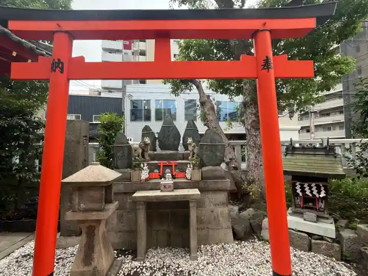 赤手拭稲荷神社の{uncategorized: "未分類", other: "その他", undefined: "問題あり", building: "その他建物", grave: "お墓", sacred_gate: "鳥居", guardian: "狛犬", statue: "像", buddha: "仏像", history: "歴史", nature: "自然", garden: "庭園", animal: "動物", pagoda: "塔", temizu: "手水舎", mountain_gate: "山門・神門", sanctuary: "本殿・本堂", subordinate: "末社・摂社", art: "芸術", scenery: "景色", jizo: "地蔵", ema: "絵馬", goshuin: "御朱印", omikuji: "おみくじ", items: "授与品その他", amulet: "お守り", goshuincho: "御朱印帳", eats: "食事", festival: "お祭り", votive_dance: "神楽", shichigosan: "七五三参", wedding: "結婚式", experience: "体験その他", initially: "初詣", around: "周辺", anti_infection: "感染症対策"}