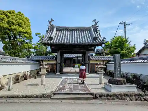 西導寺の山門