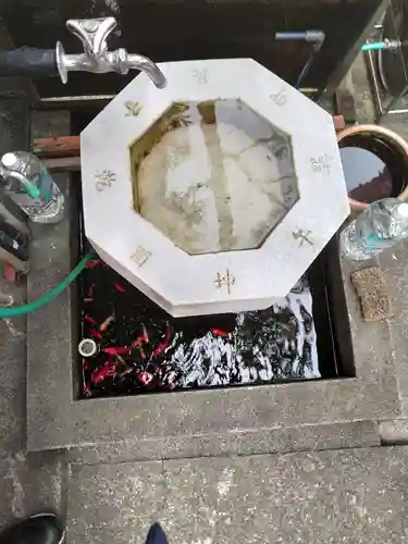 翁稲荷社の手水舎