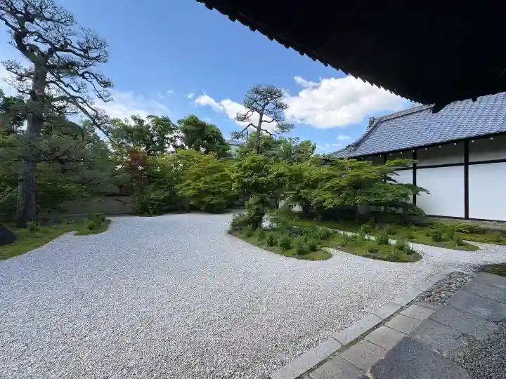 廬山寺(廬山天台講寺)の{uncategorized: "未分類", other: "その他", undefined: "問題あり", building: "その他建物", grave: "お墓", sacred_gate: "鳥居", guardian: "狛犬", statue: "像", buddha: "仏像", history: "歴史", nature: "自然", garden: "庭園", animal: "動物", pagoda: "塔", temizu: "手水舎", mountain_gate: "山門・神門", sanctuary: "本殿・本堂", subordinate: "末社・摂社", art: "芸術", scenery: "景色", jizo: "地蔵", ema: "絵馬", goshuin: "御朱印", omikuji: "おみくじ", items: "授与品その他", amulet: "お守り", goshuincho: "御朱印帳", eats: "食事", festival: "お祭り", votive_dance: "神楽", shichigosan: "七五三参", wedding: "結婚式", experience: "体験その他", initially: "初詣", around: "周辺", anti_infection: "感染症対策"}