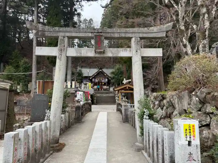 中之嶽神社の{uncategorized: "未分類", other: "その他", undefined: "問題あり", building: "その他建物", grave: "お墓", sacred_gate: "鳥居", guardian: "狛犬", statue: "像", buddha: "仏像", history: "歴史", nature: "自然", garden: "庭園", animal: "動物", pagoda: "塔", temizu: "手水舎", mountain_gate: "山門・神門", sanctuary: "本殿・本堂", subordinate: "末社・摂社", art: "芸術", scenery: "景色", jizo: "地蔵", ema: "絵馬", goshuin: "御朱印", omikuji: "おみくじ", items: "授与品その他", amulet: "お守り", goshuincho: "御朱印帳", eats: "食事", festival: "お祭り", votive_dance: "神楽", shichigosan: "七五三参", wedding: "結婚式", experience: "体験その他", initially: "初詣", around: "周辺", anti_infection: "感染症対策"}