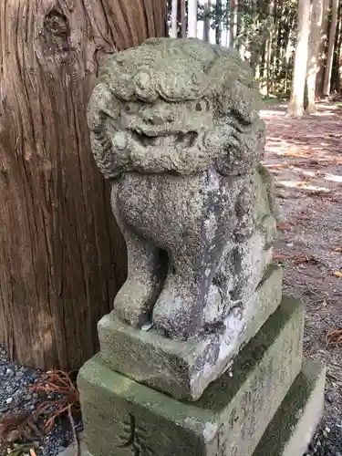 新山神社の狛犬