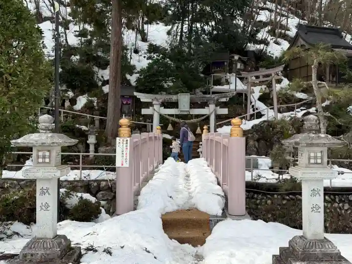 弁財天白龍王大権現の{uncategorized: "未分類", other: "その他", undefined: "問題あり", building: "その他建物", grave: "お墓", sacred_gate: "鳥居", guardian: "狛犬", statue: "像", buddha: "仏像", history: "歴史", nature: "自然", garden: "庭園", animal: "動物", pagoda: "塔", temizu: "手水舎", mountain_gate: "山門・神門", sanctuary: "本殿・本堂", subordinate: "末社・摂社", art: "芸術", scenery: "景色", jizo: "地蔵", ema: "絵馬", goshuin: "御朱印", omikuji: "おみくじ", items: "授与品その他", amulet: "お守り", goshuincho: "御朱印帳", eats: "食事", festival: "お祭り", votive_dance: "神楽", shichigosan: "七五三参", wedding: "結婚式", experience: "体験その他", initially: "初詣", around: "周辺", anti_infection: "感染症対策"}