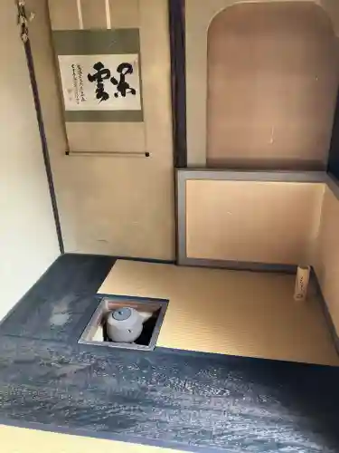 芬陀院の{uncategorized: "未分類", other: "その他", undefined: "問題あり", building: "その他建物", grave: "お墓", sacred_gate: "鳥居", guardian: "狛犬", statue: "像", buddha: "仏像", history: "歴史", nature: "自然", garden: "庭園", animal: "動物", pagoda: "塔", temizu: "手水舎", mountain_gate: "山門・神門", sanctuary: "本殿・本堂", subordinate: "末社・摂社", art: "芸術", scenery: "景色", jizo: "地蔵", ema: "絵馬", goshuin: "御朱印", omikuji: "おみくじ", items: "授与品その他", amulet: "お守り", goshuincho: "御朱印帳", eats: "食事", festival: "お祭り", votive_dance: "神楽", shichigosan: "七五三参", wedding: "結婚式", experience: "体験その他", initially: "初詣", around: "周辺", anti_infection: "感染症対策"}