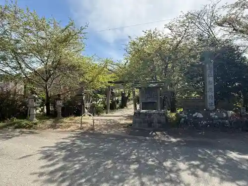 松尾神社の{uncategorized: "未分類", other: "その他", undefined: "問題あり", building: "その他建物", grave: "お墓", sacred_gate: "鳥居", guardian: "狛犬", statue: "像", buddha: "仏像", history: "歴史", nature: "自然", garden: "庭園", animal: "動物", pagoda: "塔", temizu: "手水舎", mountain_gate: "山門・神門", sanctuary: "本殿・本堂", subordinate: "末社・摂社", art: "芸術", scenery: "景色", jizo: "地蔵", ema: "絵馬", goshuin: "御朱印", omikuji: "おみくじ", items: "授与品その他", amulet: "お守り", goshuincho: "御朱印帳", eats: "食事", festival: "お祭り", votive_dance: "神楽", shichigosan: "七五三参", wedding: "結婚式", experience: "体験その他", initially: "初詣", around: "周辺", anti_infection: "感染症対策"}