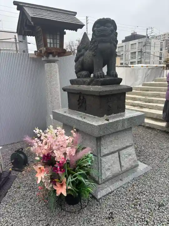 札幌諏訪神社の{uncategorized: "未分類", other: "その他", undefined: "問題あり", building: "その他建物", grave: "お墓", sacred_gate: "鳥居", guardian: "狛犬", statue: "像", buddha: "仏像", history: "歴史", nature: "自然", garden: "庭園", animal: "動物", pagoda: "塔", temizu: "手水舎", mountain_gate: "山門・神門", sanctuary: "本殿・本堂", subordinate: "末社・摂社", art: "芸術", scenery: "景色", jizo: "地蔵", ema: "絵馬", goshuin: "御朱印", omikuji: "おみくじ", items: "授与品その他", amulet: "お守り", goshuincho: "御朱印帳", eats: "食事", festival: "お祭り", votive_dance: "神楽", shichigosan: "七五三参", wedding: "結婚式", experience: "体験その他", initially: "初詣", around: "周辺", anti_infection: "感染症対策"}