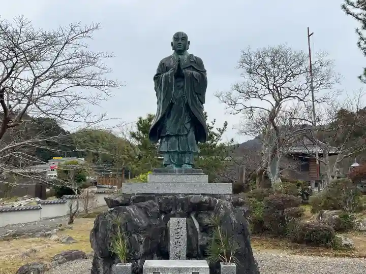 立泉寺の{uncategorized: "未分類", other: "その他", undefined: "問題あり", building: "その他建物", grave: "お墓", sacred_gate: "鳥居", guardian: "狛犬", statue: "像", buddha: "仏像", history: "歴史", nature: "自然", garden: "庭園", animal: "動物", pagoda: "塔", temizu: "手水舎", mountain_gate: "山門・神門", sanctuary: "本殿・本堂", subordinate: "末社・摂社", art: "芸術", scenery: "景色", jizo: "地蔵", ema: "絵馬", goshuin: "御朱印", omikuji: "おみくじ", items: "授与品その他", amulet: "お守り", goshuincho: "御朱印帳", eats: "食事", festival: "お祭り", votive_dance: "神楽", shichigosan: "七五三参", wedding: "結婚式", experience: "体験その他", initially: "初詣", around: "周辺", anti_infection: "感染症対策"}