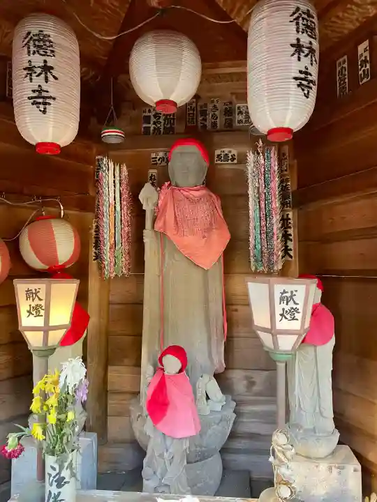 徳林寺の{uncategorized: "未分類", other: "その他", undefined: "問題あり", building: "その他建物", grave: "お墓", sacred_gate: "鳥居", guardian: "狛犬", statue: "像", buddha: "仏像", history: "歴史", nature: "自然", garden: "庭園", animal: "動物", pagoda: "塔", temizu: "手水舎", mountain_gate: "山門・神門", sanctuary: "本殿・本堂", subordinate: "末社・摂社", art: "芸術", scenery: "景色", jizo: "地蔵", ema: "絵馬", goshuin: "御朱印", omikuji: "おみくじ", items: "授与品その他", amulet: "お守り", goshuincho: "御朱印帳", eats: "食事", festival: "お祭り", votive_dance: "神楽", shichigosan: "七五三参", wedding: "結婚式", experience: "体験その他", initially: "初詣", around: "周辺", anti_infection: "感染症対策"}
