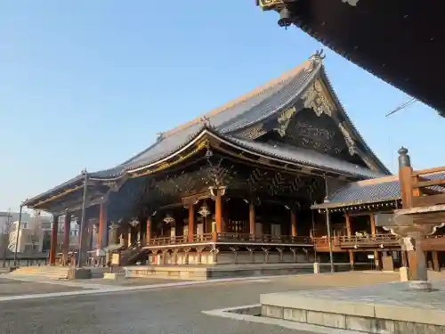東本願寺（真宗本廟）の{uncategorized: "未分類", other: "その他", undefined: "問題あり", building: "その他建物", grave: "お墓", sacred_gate: "鳥居", guardian: "狛犬", statue: "像", buddha: "仏像", history: "歴史", nature: "自然", garden: "庭園", animal: "動物", pagoda: "塔", temizu: "手水舎", mountain_gate: "山門・神門", sanctuary: "本殿・本堂", subordinate: "末社・摂社", art: "芸術", scenery: "景色", jizo: "地蔵", ema: "絵馬", goshuin: "御朱印", omikuji: "おみくじ", items: "授与品その他", amulet: "お守り", goshuincho: "御朱印帳", eats: "食事", festival: "お祭り", votive_dance: "神楽", shichigosan: "七五三参", wedding: "結婚式", experience: "体験その他", initially: "初詣", around: "周辺", anti_infection: "感染症対策"}