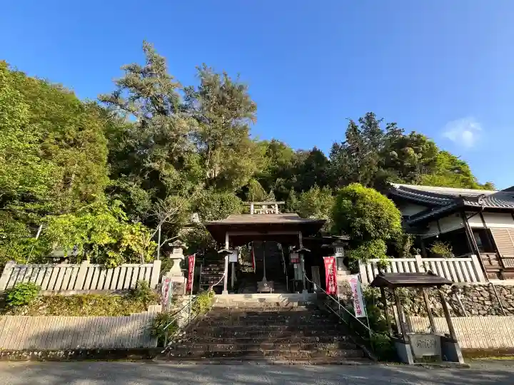 蟻通神社の{uncategorized: "未分類", other: "その他", undefined: "問題あり", building: "その他建物", grave: "お墓", sacred_gate: "鳥居", guardian: "狛犬", statue: "像", buddha: "仏像", history: "歴史", nature: "自然", garden: "庭園", animal: "動物", pagoda: "塔", temizu: "手水舎", mountain_gate: "山門・神門", sanctuary: "本殿・本堂", subordinate: "末社・摂社", art: "芸術", scenery: "景色", jizo: "地蔵", ema: "絵馬", goshuin: "御朱印", omikuji: "おみくじ", items: "授与品その他", amulet: "お守り", goshuincho: "御朱印帳", eats: "食事", festival: "お祭り", votive_dance: "神楽", shichigosan: "七五三参", wedding: "結婚式", experience: "体験その他", initially: "初詣", around: "周辺", anti_infection: "感染症対策"}
