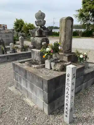 法雲寺の{uncategorized: "未分類", other: "その他", undefined: "問題あり", building: "その他建物", grave: "お墓", sacred_gate: "鳥居", guardian: "狛犬", statue: "像", buddha: "仏像", history: "歴史", nature: "自然", garden: "庭園", animal: "動物", pagoda: "塔", temizu: "手水舎", mountain_gate: "山門・神門", sanctuary: "本殿・本堂", subordinate: "末社・摂社", art: "芸術", scenery: "景色", jizo: "地蔵", ema: "絵馬", goshuin: "御朱印", omikuji: "おみくじ", items: "授与品その他", amulet: "お守り", goshuincho: "御朱印帳", eats: "食事", festival: "お祭り", votive_dance: "神楽", shichigosan: "七五三参", wedding: "結婚式", experience: "体験その他", initially: "初詣", around: "周辺", anti_infection: "感染症対策"}