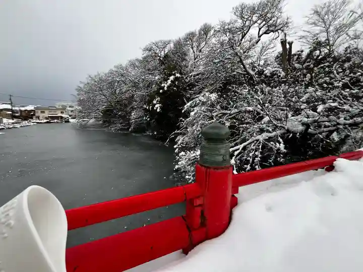 射水神社の{uncategorized: "未分類", other: "その他", undefined: "問題あり", building: "その他建物", grave: "お墓", sacred_gate: "鳥居", guardian: "狛犬", statue: "像", buddha: "仏像", history: "歴史", nature: "自然", garden: "庭園", animal: "動物", pagoda: "塔", temizu: "手水舎", mountain_gate: "山門・神門", sanctuary: "本殿・本堂", subordinate: "末社・摂社", art: "芸術", scenery: "景色", jizo: "地蔵", ema: "絵馬", goshuin: "御朱印", omikuji: "おみくじ", items: "授与品その他", amulet: "お守り", goshuincho: "御朱印帳", eats: "食事", festival: "お祭り", votive_dance: "神楽", shichigosan: "七五三参", wedding: "結婚式", experience: "体験その他", initially: "初詣", around: "周辺", anti_infection: "感染症対策"}