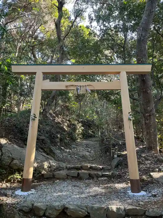 伊射波神社の{uncategorized: "未分類", other: "その他", undefined: "問題あり", building: "その他建物", grave: "お墓", sacred_gate: "鳥居", guardian: "狛犬", statue: "像", buddha: "仏像", history: "歴史", nature: "自然", garden: "庭園", animal: "動物", pagoda: "塔", temizu: "手水舎", mountain_gate: "山門・神門", sanctuary: "本殿・本堂", subordinate: "末社・摂社", art: "芸術", scenery: "景色", jizo: "地蔵", ema: "絵馬", goshuin: "御朱印", omikuji: "おみくじ", items: "授与品その他", amulet: "お守り", goshuincho: "御朱印帳", eats: "食事", festival: "お祭り", votive_dance: "神楽", shichigosan: "七五三参", wedding: "結婚式", experience: "体験その他", initially: "初詣", around: "周辺", anti_infection: "感染症対策"}