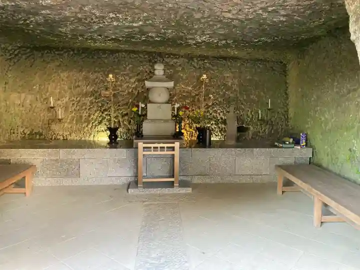 龍隠庵の{uncategorized: "未分類", other: "その他", undefined: "問題あり", building: "その他建物", grave: "お墓", sacred_gate: "鳥居", guardian: "狛犬", statue: "像", buddha: "仏像", history: "歴史", nature: "自然", garden: "庭園", animal: "動物", pagoda: "塔", temizu: "手水舎", mountain_gate: "山門・神門", sanctuary: "本殿・本堂", subordinate: "末社・摂社", art: "芸術", scenery: "景色", jizo: "地蔵", ema: "絵馬", goshuin: "御朱印", omikuji: "おみくじ", items: "授与品その他", amulet: "お守り", goshuincho: "御朱印帳", eats: "食事", festival: "お祭り", votive_dance: "神楽", shichigosan: "七五三参", wedding: "結婚式", experience: "体験その他", initially: "初詣", around: "周辺", anti_infection: "感染症対策"}