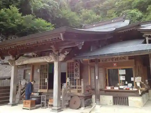 宝珠山 立石寺の本殿