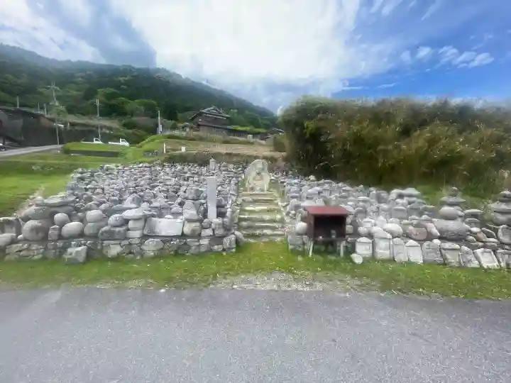 八講堂千体地蔵の{uncategorized: "未分類", other: "その他", undefined: "問題あり", building: "その他建物", grave: "お墓", sacred_gate: "鳥居", guardian: "狛犬", statue: "像", buddha: "仏像", history: "歴史", nature: "自然", garden: "庭園", animal: "動物", pagoda: "塔", temizu: "手水舎", mountain_gate: "山門・神門", sanctuary: "本殿・本堂", subordinate: "末社・摂社", art: "芸術", scenery: "景色", jizo: "地蔵", ema: "絵馬", goshuin: "御朱印", omikuji: "おみくじ", items: "授与品その他", amulet: "お守り", goshuincho: "御朱印帳", eats: "食事", festival: "お祭り", votive_dance: "神楽", shichigosan: "七五三参", wedding: "結婚式", experience: "体験その他", initially: "初詣", around: "周辺", anti_infection: "感染症対策"}