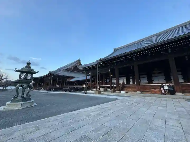 本願寺(西本願寺)の{uncategorized: "未分類", other: "その他", undefined: "問題あり", building: "その他建物", grave: "お墓", sacred_gate: "鳥居", guardian: "狛犬", statue: "像", buddha: "仏像", history: "歴史", nature: "自然", garden: "庭園", animal: "動物", pagoda: "塔", temizu: "手水舎", mountain_gate: "山門・神門", sanctuary: "本殿・本堂", subordinate: "末社・摂社", art: "芸術", scenery: "景色", jizo: "地蔵", ema: "絵馬", goshuin: "御朱印", omikuji: "おみくじ", items: "授与品その他", amulet: "お守り", goshuincho: "御朱印帳", eats: "食事", festival: "お祭り", votive_dance: "神楽", shichigosan: "七五三参", wedding: "結婚式", experience: "体験その他", initially: "初詣", around: "周辺", anti_infection: "感染症対策"}