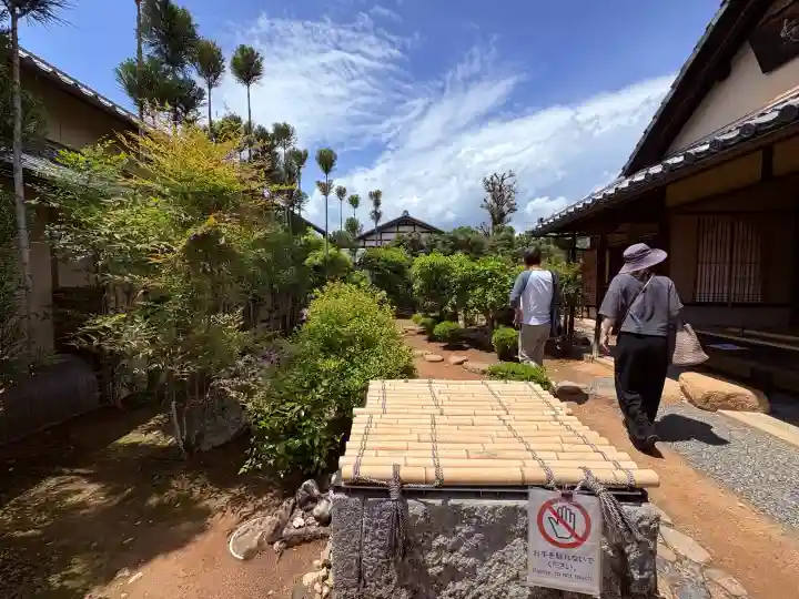 総見院の{uncategorized: "未分類", other: "その他", undefined: "問題あり", building: "その他建物", grave: "お墓", sacred_gate: "鳥居", guardian: "狛犬", statue: "像", buddha: "仏像", history: "歴史", nature: "自然", garden: "庭園", animal: "動物", pagoda: "塔", temizu: "手水舎", mountain_gate: "山門・神門", sanctuary: "本殿・本堂", subordinate: "末社・摂社", art: "芸術", scenery: "景色", jizo: "地蔵", ema: "絵馬", goshuin: "御朱印", omikuji: "おみくじ", items: "授与品その他", amulet: "お守り", goshuincho: "御朱印帳", eats: "食事", festival: "お祭り", votive_dance: "神楽", shichigosan: "七五三参", wedding: "結婚式", experience: "体験その他", initially: "初詣", around: "周辺", anti_infection: "感染症対策"}
