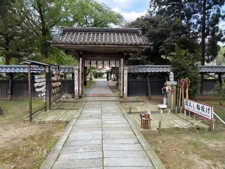 守りの神 藤基神社の{uncategorized: "未分類", other: "その他", undefined: "問題あり", building: "その他建物", grave: "お墓", sacred_gate: "鳥居", guardian: "狛犬", statue: "像", buddha: "仏像", history: "歴史", nature: "自然", garden: "庭園", animal: "動物", pagoda: "塔", temizu: "手水舎", mountain_gate: "山門・神門", sanctuary: "本殿・本堂", subordinate: "末社・摂社", art: "芸術", scenery: "景色", jizo: "地蔵", ema: "絵馬", goshuin: "御朱印", omikuji: "おみくじ", items: "授与品その他", amulet: "お守り", goshuincho: "御朱印帳", eats: "食事", festival: "お祭り", votive_dance: "神楽", shichigosan: "七五三参", wedding: "結婚式", experience: "体験その他", initially: "初詣", around: "周辺", anti_infection: "感染症対策"}