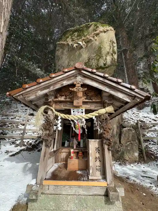 重岩大明神の{uncategorized: "未分類", other: "その他", undefined: "問題あり", building: "その他建物", grave: "お墓", sacred_gate: "鳥居", guardian: "狛犬", statue: "像", buddha: "仏像", history: "歴史", nature: "自然", garden: "庭園", animal: "動物", pagoda: "塔", temizu: "手水舎", mountain_gate: "山門・神門", sanctuary: "本殿・本堂", subordinate: "末社・摂社", art: "芸術", scenery: "景色", jizo: "地蔵", ema: "絵馬", goshuin: "御朱印", omikuji: "おみくじ", items: "授与品その他", amulet: "お守り", goshuincho: "御朱印帳", eats: "食事", festival: "お祭り", votive_dance: "神楽", shichigosan: "七五三参", wedding: "結婚式", experience: "体験その他", initially: "初詣", around: "周辺", anti_infection: "感染症対策"}
