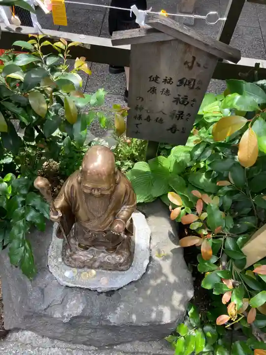 小網神社の像