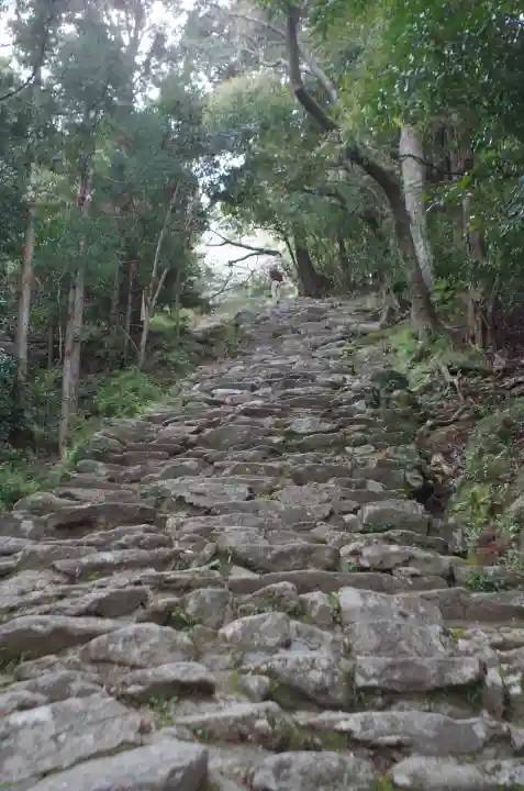 神倉神社(熊野速玉大社摂社)の{uncategorized: "未分類", other: "その他", undefined: "問題あり", building: "その他建物", grave: "お墓", sacred_gate: "鳥居", guardian: "狛犬", statue: "像", buddha: "仏像", history: "歴史", nature: "自然", garden: "庭園", animal: "動物", pagoda: "塔", temizu: "手水舎", mountain_gate: "山門・神門", sanctuary: "本殿・本堂", subordinate: "末社・摂社", art: "芸術", scenery: "景色", jizo: "地蔵", ema: "絵馬", goshuin: "御朱印", omikuji: "おみくじ", items: "授与品その他", amulet: "お守り", goshuincho: "御朱印帳", eats: "食事", festival: "お祭り", votive_dance: "神楽", shichigosan: "七五三参", wedding: "結婚式", experience: "体験その他", initially: "初詣", around: "周辺", anti_infection: "感染症対策"}